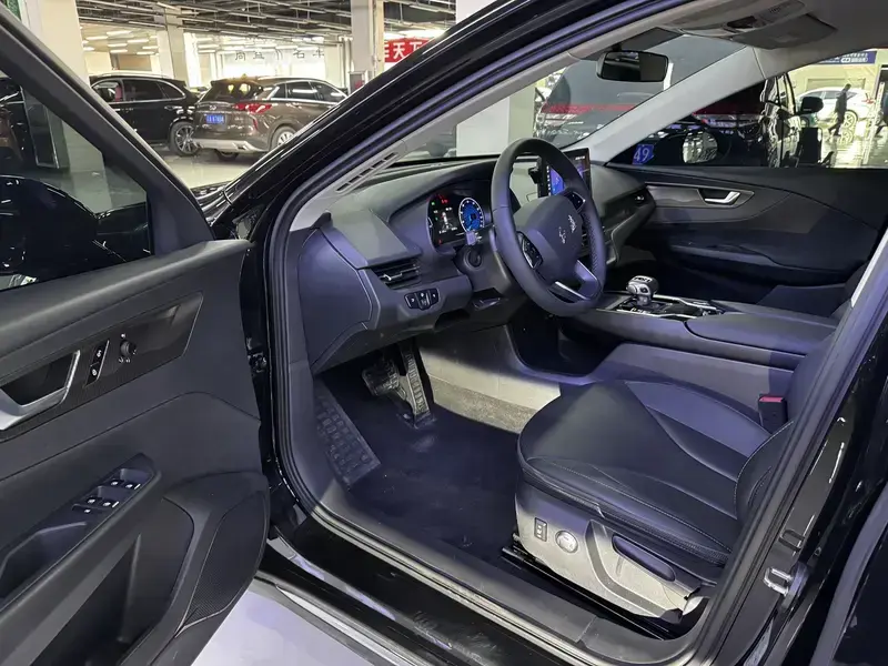 2023 Hongqi E-QM5 с пробегом 40 000 км