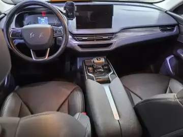 2023 Hongqi E-QM5 с пробегом 26 000 км