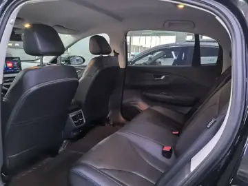 2023 Hongqi E-QM5 с пробегом 26 000 км