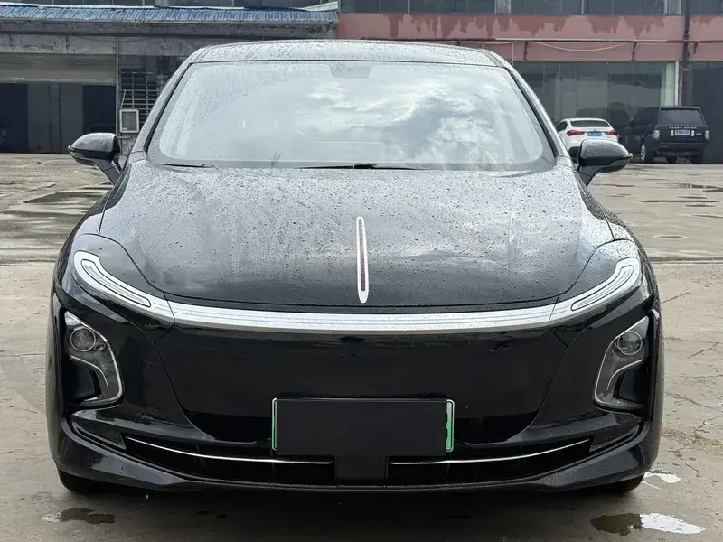 2025 Hongqi E-QM5 с пробегом 117 000 км
