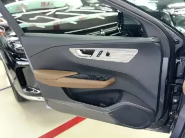 2024 Hongqi E-QM5 с пробегом 44 000 км