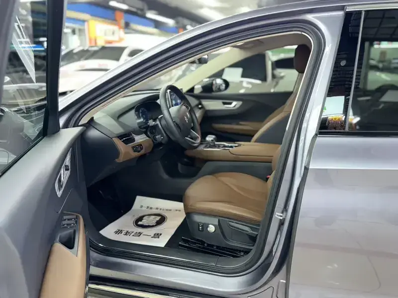 2024 Hongqi E-QM5 с пробегом 44 000 км