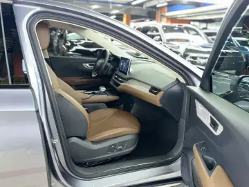2024 Hongqi E-QM5 с пробегом 44 000 км