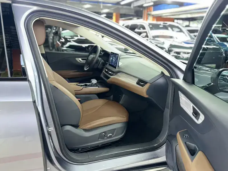 2024 Hongqi E-QM5 с пробегом 44 000 км