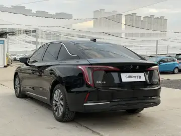 2024 Hongqi E-QM5 с пробегом 10 000 км