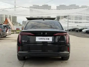 2024 Hongqi E-QM5 с пробегом 10 000 км