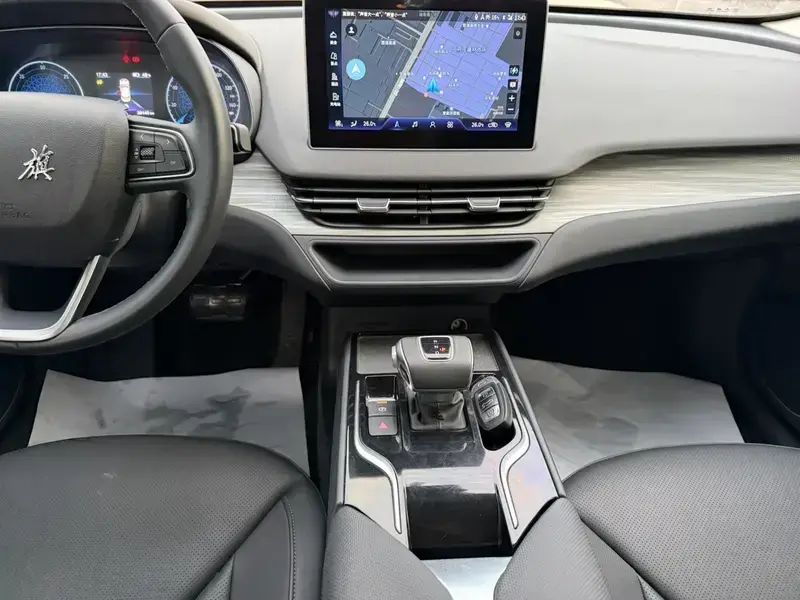 2024 Hongqi E-QM5 с пробегом 10 000 км