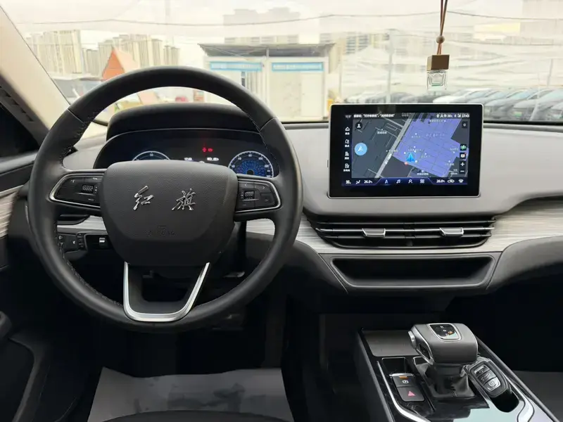 2024 Hongqi E-QM5 с пробегом 10 000 км