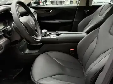 2021 Hongqi E-QM5 с пробегом 21 000 км