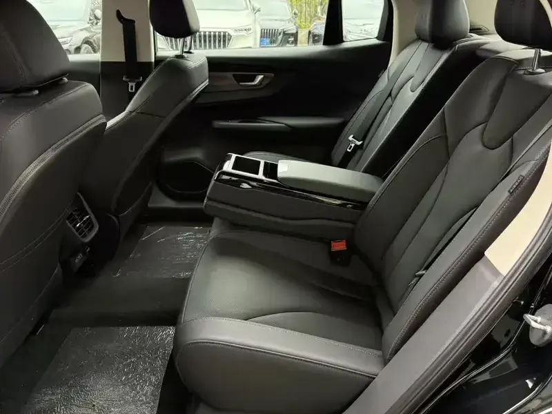 2021 Hongqi E-QM5 с пробегом 21 000 км