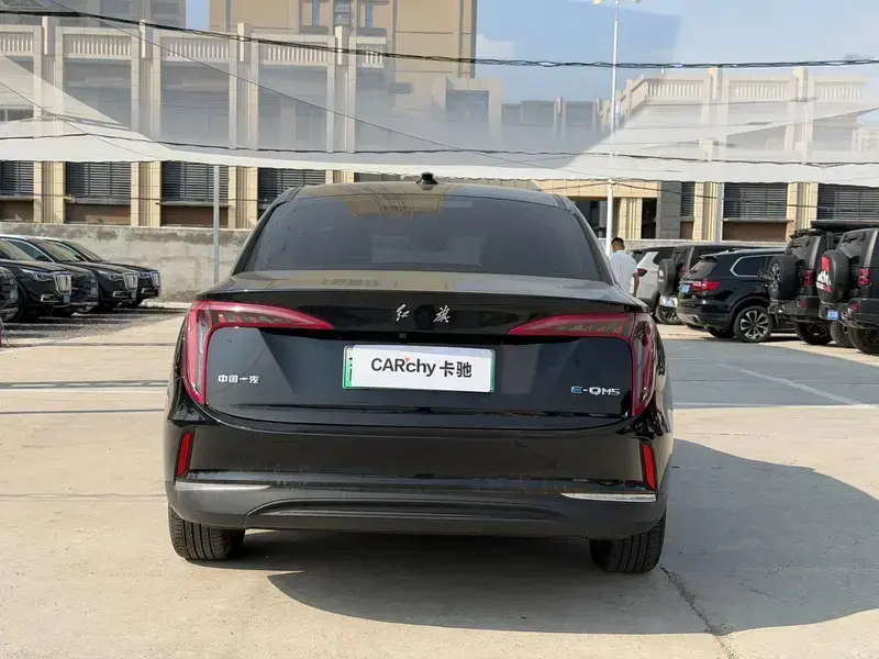 2023 Hongqi E-QM5 с пробегом 15 000 км