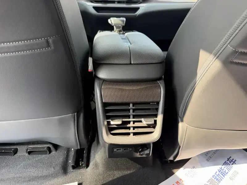 2023 Hongqi E-QM5 с пробегом 15 000 км