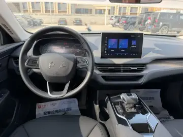 2023 Hongqi E-QM5 с пробегом 15 000 км