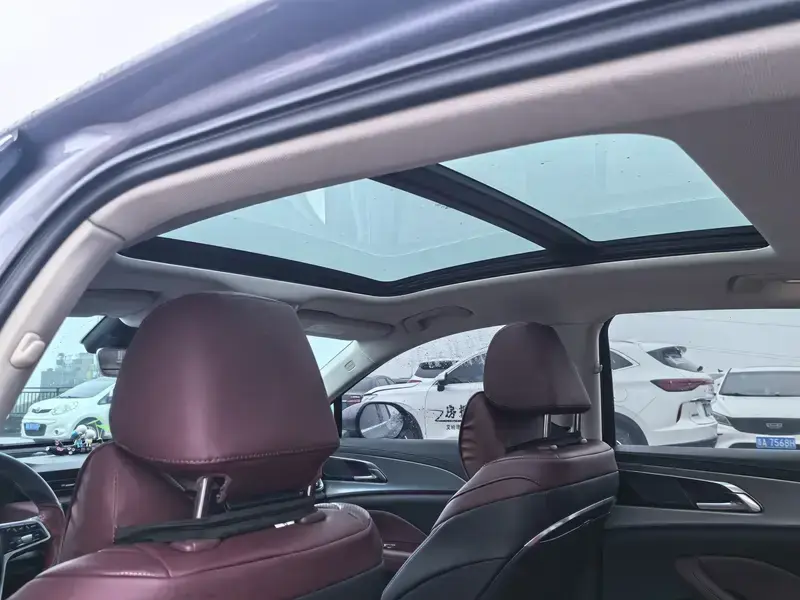 2023 Hongqi H5 с пробегом 35 000 км