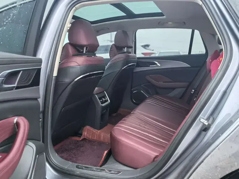 2023 Hongqi H5 с пробегом 35 000 км