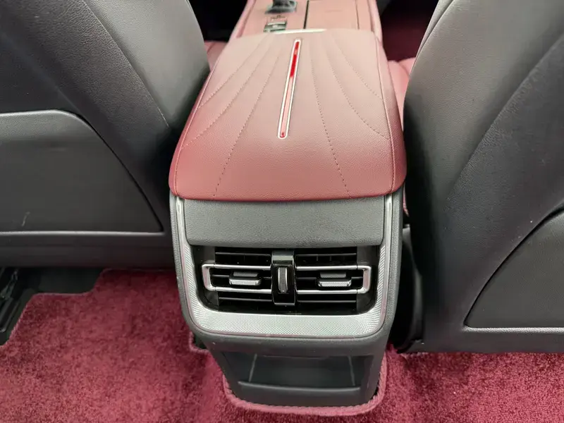 2025 Hongqi H5 с пробегом 23 800 км