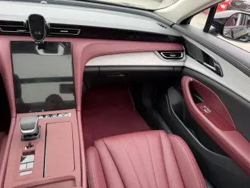 2025 Hongqi H5 с пробегом 23 800 км