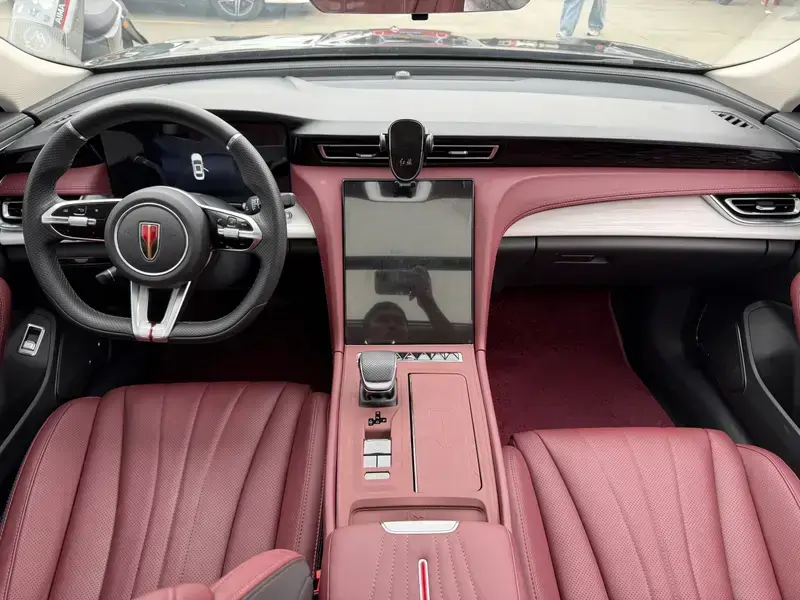 2025 Hongqi H5 с пробегом 23 800 км