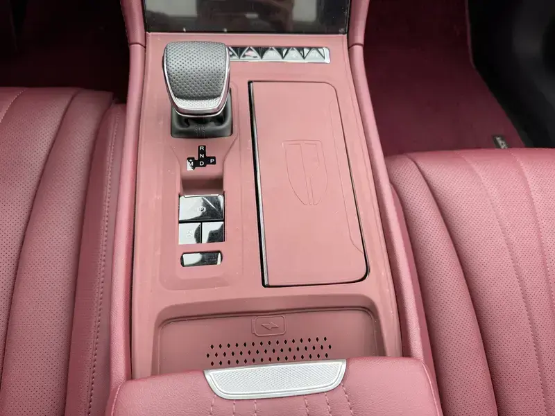 2025 Hongqi H5 с пробегом 23 800 км