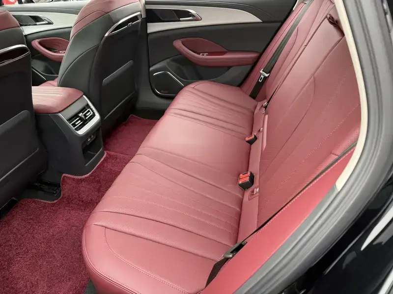 2025 Hongqi H5 с пробегом 23 800 км