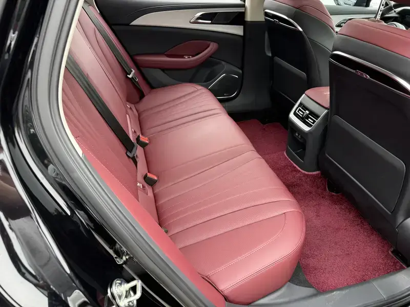 2025 Hongqi H5 с пробегом 23 800 км