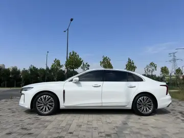 2023 Hongqi H5 с пробегом 48 000 км