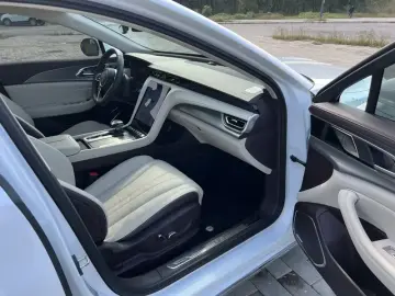 2023 Hongqi H5 с пробегом 48 000 км