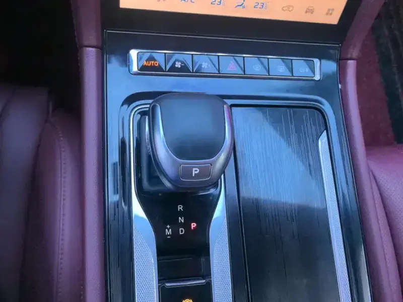 2024 Hongqi H5 с пробегом 24 000 км