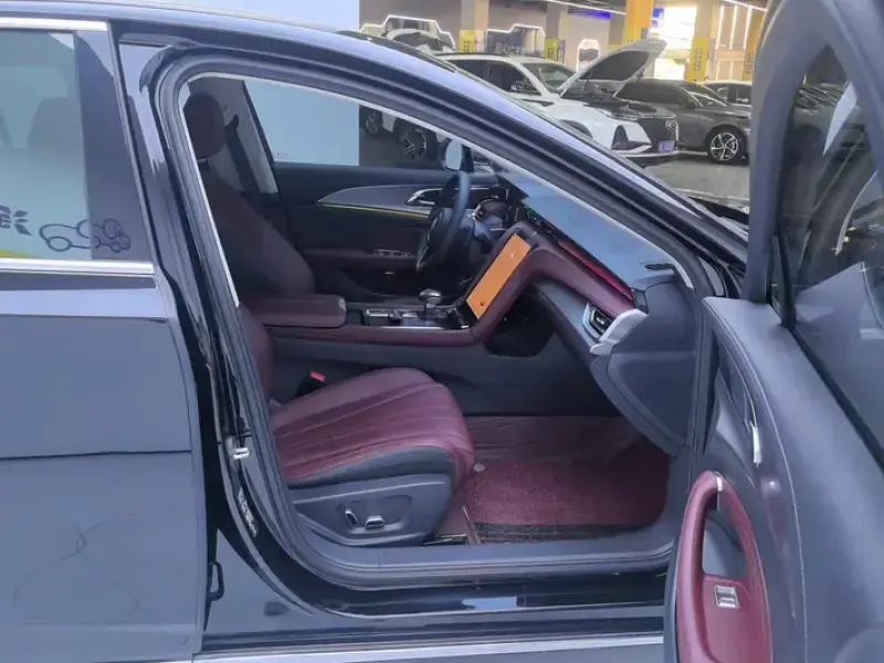 2024 Hongqi H5 с пробегом 24 000 км