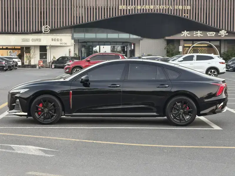 2025 Hongqi H6 с пробегом 2 700 км