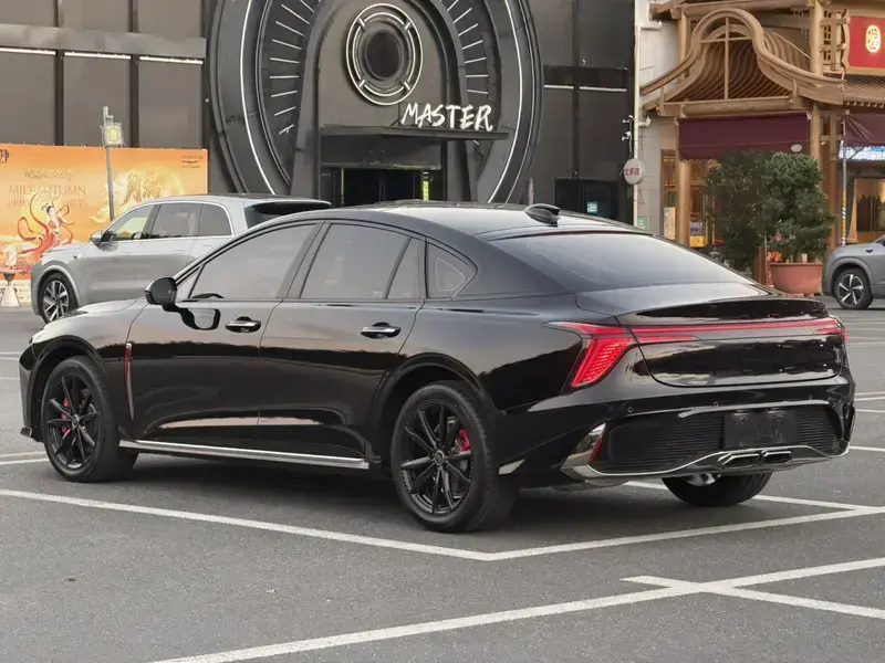 2025 Hongqi H6 с пробегом 2 700 км