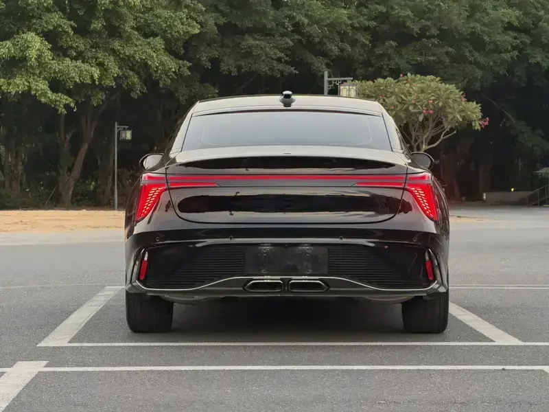 2025 Hongqi H6 с пробегом 2 700 км