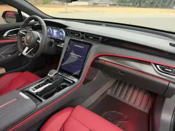 2025 Hongqi H6 с пробегом 2 700 км