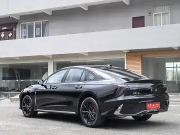 2025 Hongqi H6 с пробегом 200 км