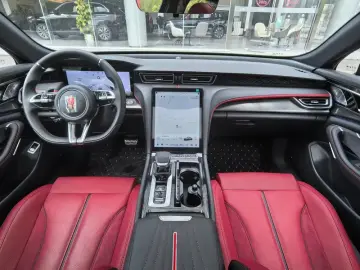 2025 Hongqi H6 с пробегом 200 км