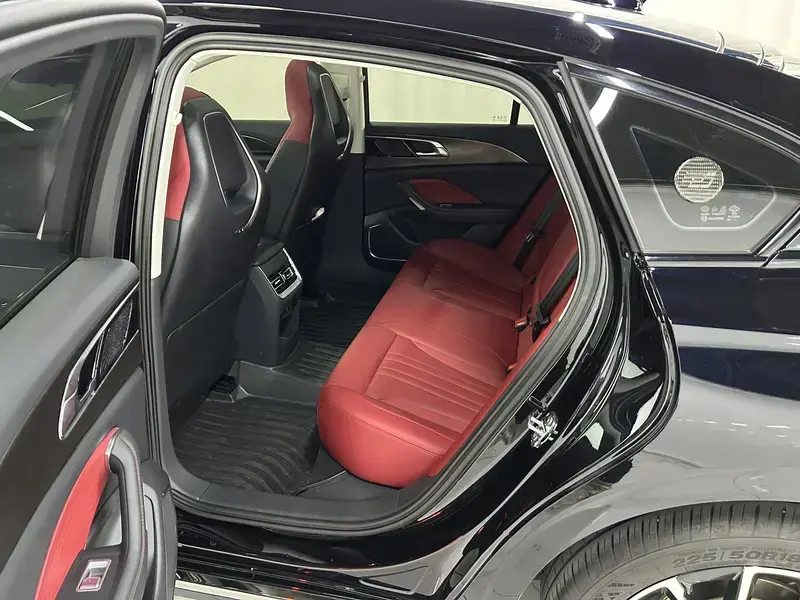 2024 Hongqi H6 с пробегом 8 400 км