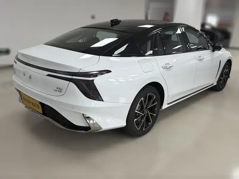 2025 Hongqi H6 с пробегом 600 км