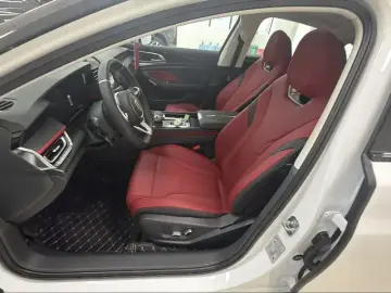 2025 Hongqi H6 с пробегом 600 км