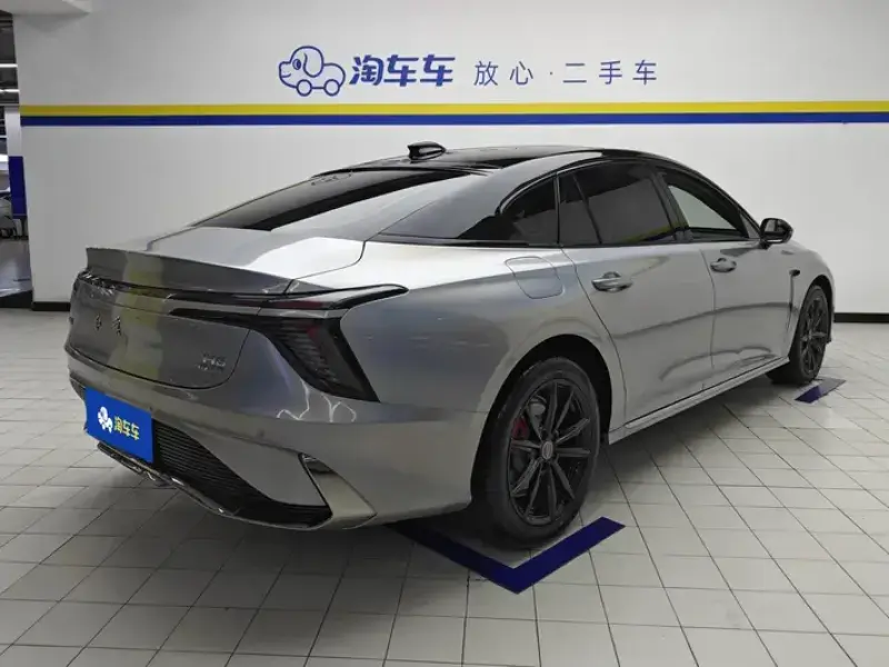 2025 Hongqi H6 с пробегом 32 000 км
