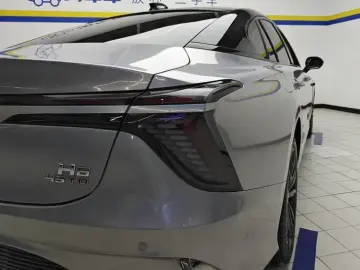 2025 Hongqi H6 с пробегом 32 000 км
