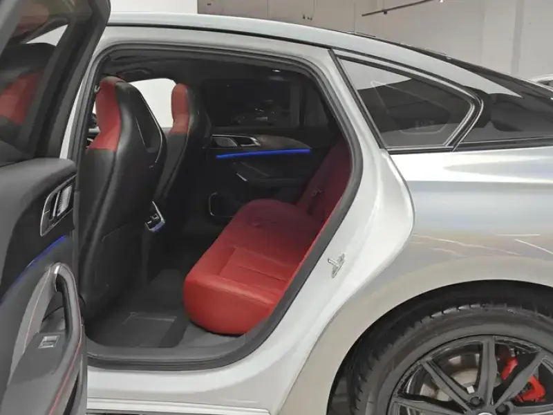 2025 Hongqi H6 с пробегом 32 000 км