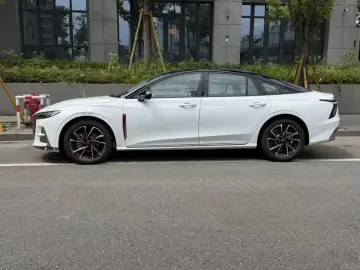 2025 Hongqi H6 с пробегом 200 км