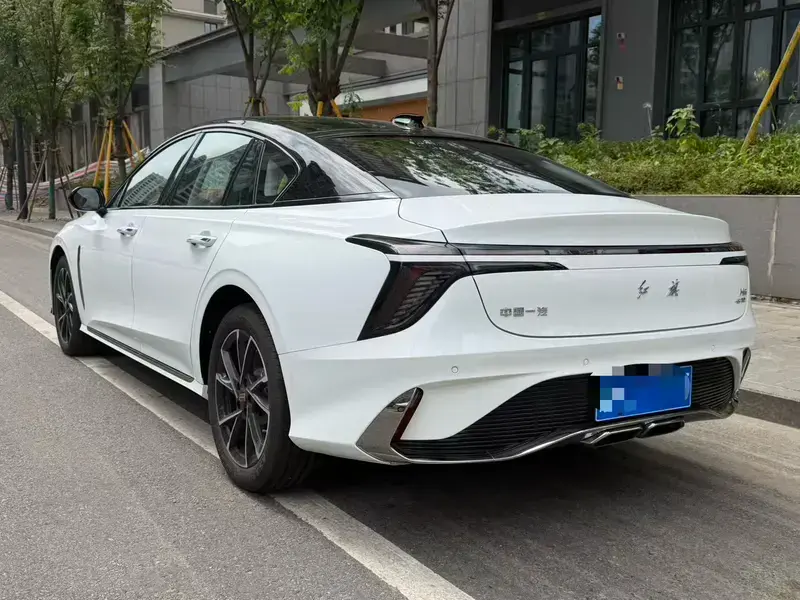 2025 Hongqi H6 с пробегом 200 км