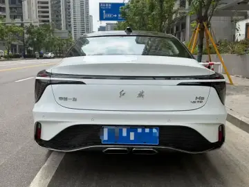 2025 Hongqi H6 с пробегом 200 км