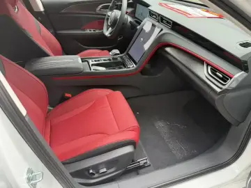 2025 Hongqi H6 с пробегом 200 км