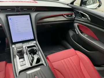 2025 Hongqi H6 с пробегом 200 км