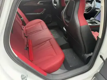 2025 Hongqi H6 с пробегом 200 км