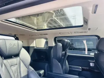 2022 Hongqi HQ9 с пробегом 124 000 км