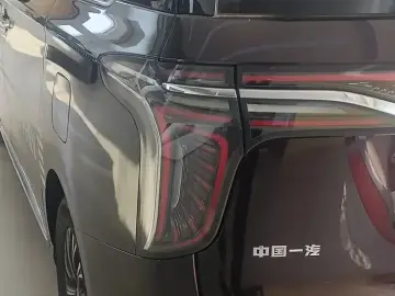2024 Hongqi HQ9 с пробегом 8 800 км