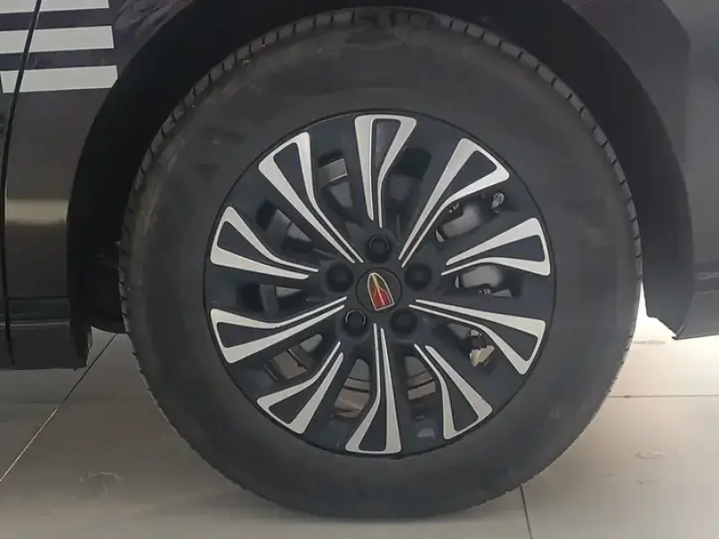 2024 Hongqi HQ9 с пробегом 8 800 км